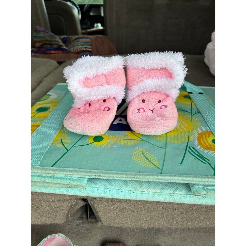 Pink Bunny Baby Booties – Soft Plush Faux Fur Slippers
Fits 6-12 months